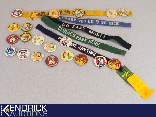 lot 14 image: Vintage University of Minnesota Homecoming Button Collection