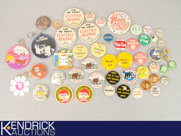 lot 15 image: Lot of Vintage Buttons