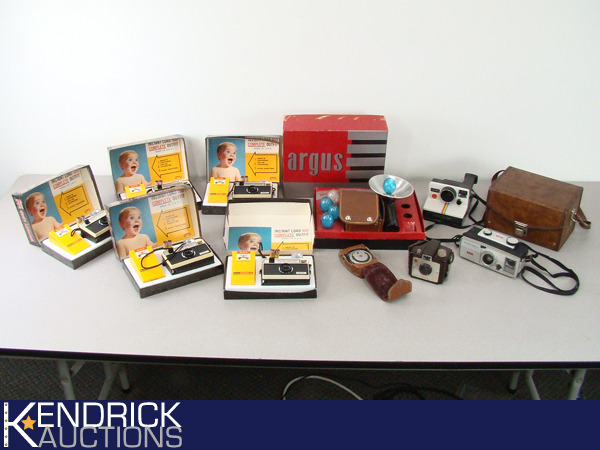 lot 26 image: Lot of Vintage Cameras, and Photography Items