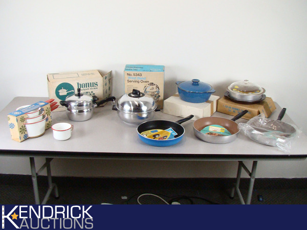 lot 49 image: Lot of Vintage New Old Stock Cooking and Baking Pans