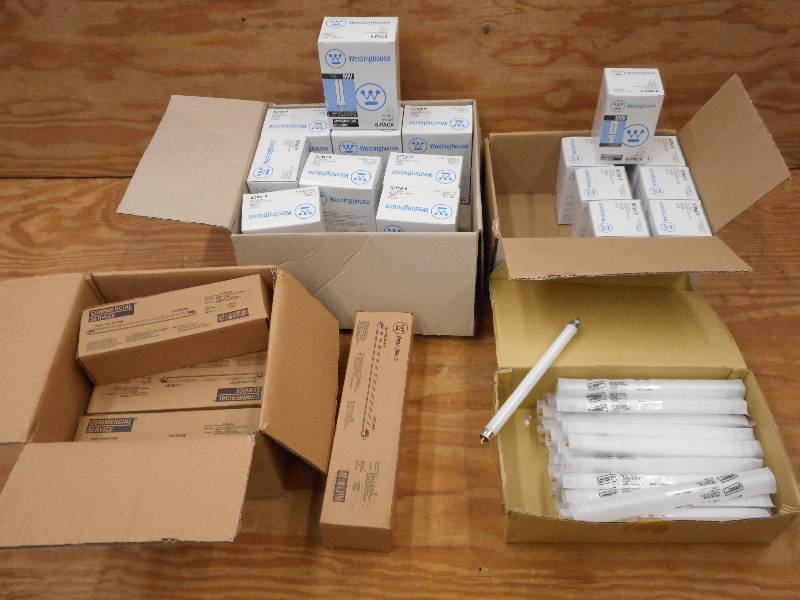 lot 38 image: Large Lot Of Misc Light Bulbs 5Wat...