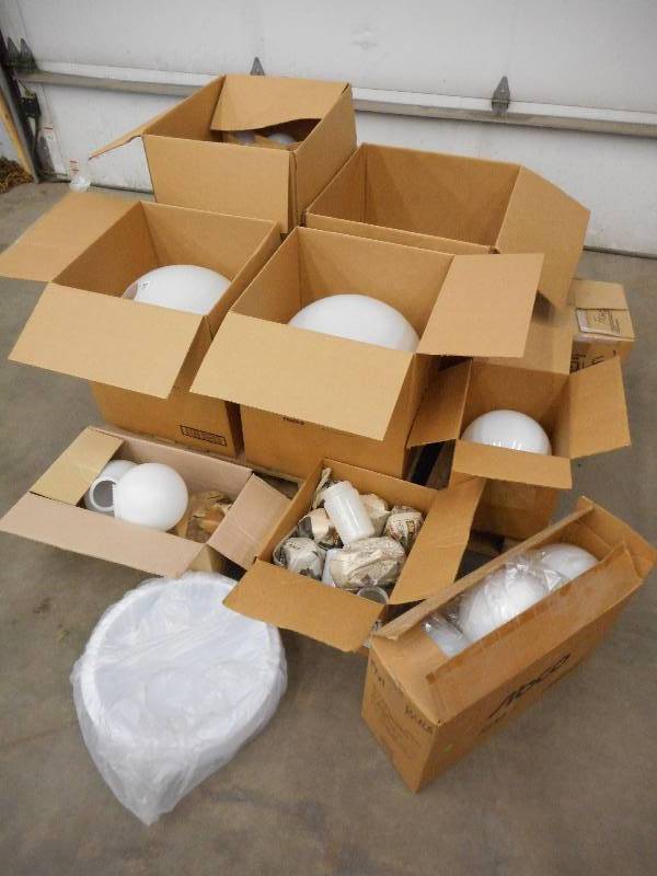 lot 57 image: Pallet Lot Assorted Sized Light Do...