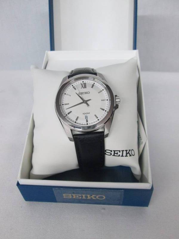 lot 30 image: Seiko Mens Silvertone Black Leather Classic Watch