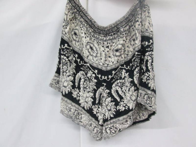 lot 99 image: Lola P Womens Scarf Print Short