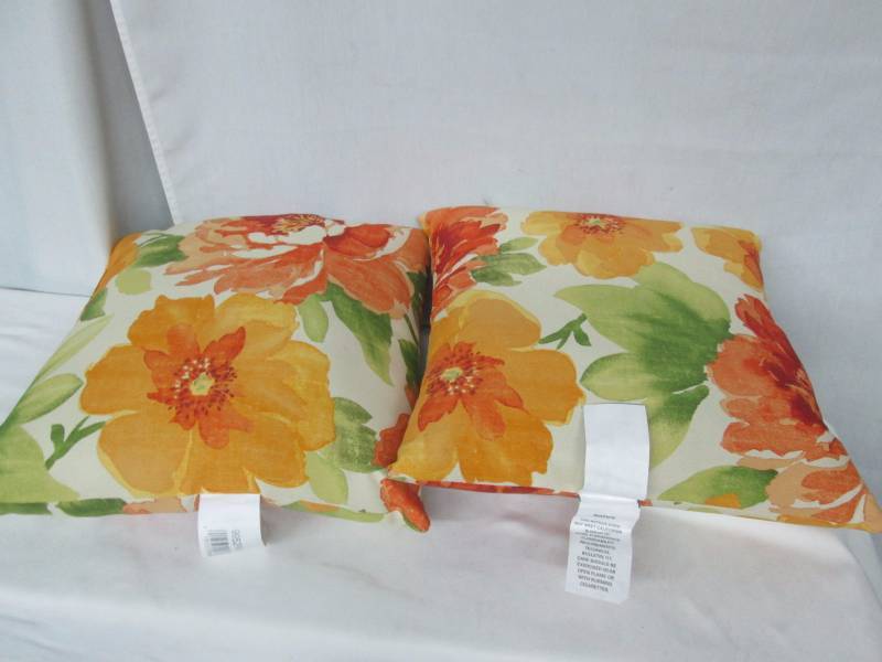lot 77 image: 2 - 16 Muree IndoorOutdoor Pillows
