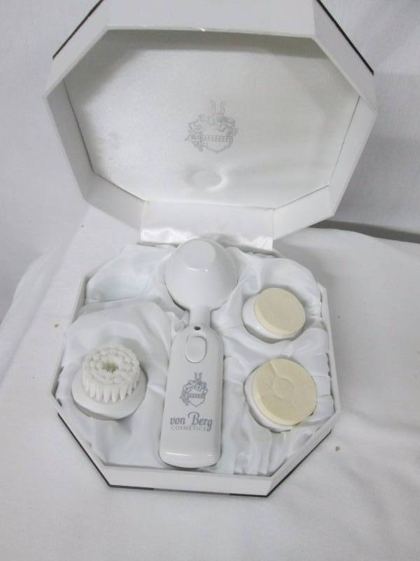 lot 97 image: Von Berg Facial Set
