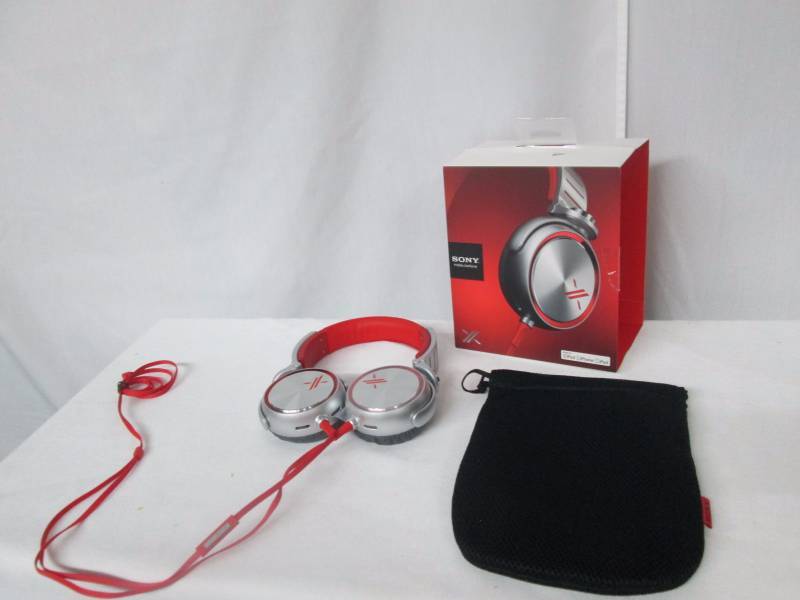 lot 12 image: Sony X On-Ear Headphones with Mic and Remote