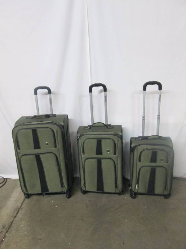 lot 14 image: Fox Luggage Eclipse 3 Piece Spinner Luggage Set