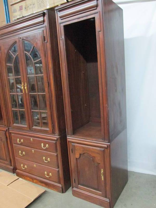 lot 50 image: Bedroom Furniture Set