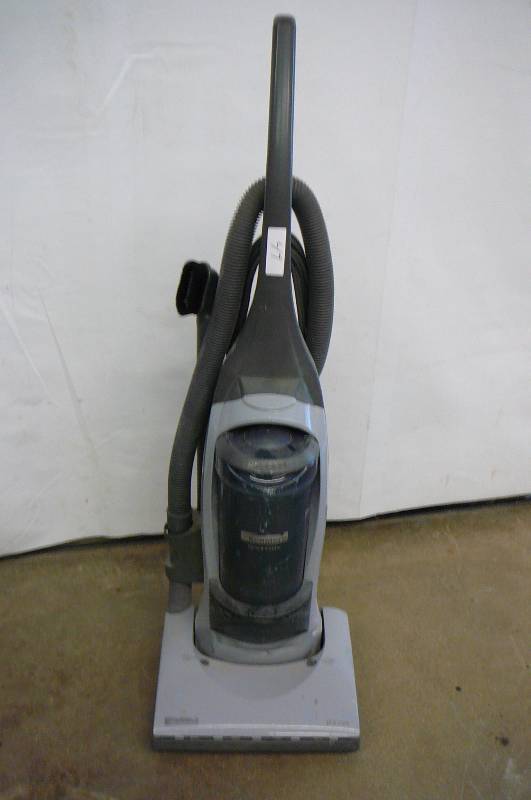 lot 49 image: Vacuum Kenmore Quick Clean