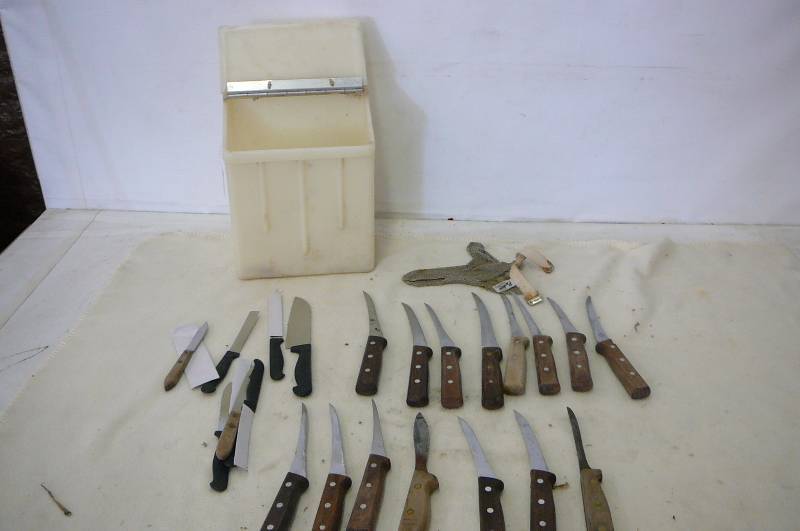 lot 60 image: Lots of Knifes RH Forschiner C 407 Chain glove Knife box