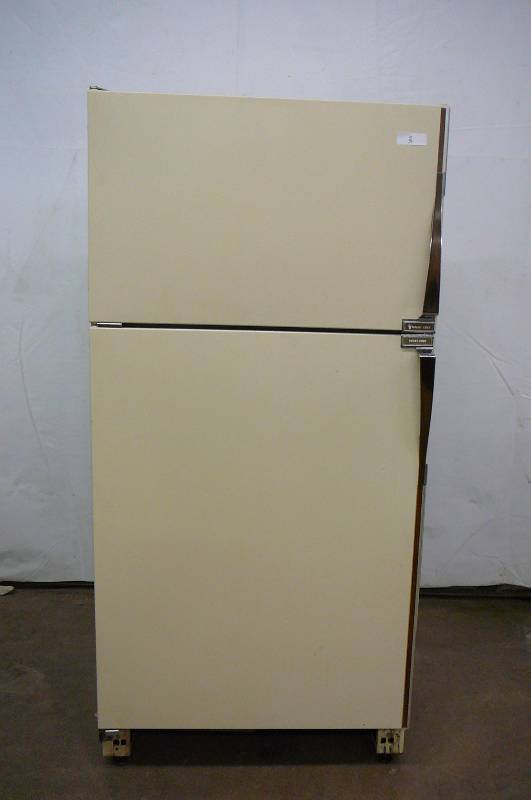 lot 3 image: Refrigerator Majic Chef Frost Free 66h X 31 12 Wide X 27 Deep Tested