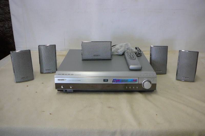 lot 15 image: Samsund DVD Theater System HT-DB600 with 5 Speeker 500w DVD Doesnt work