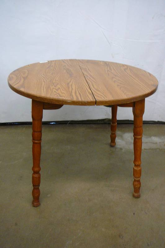 lot 20 image: Wooden table Round 37