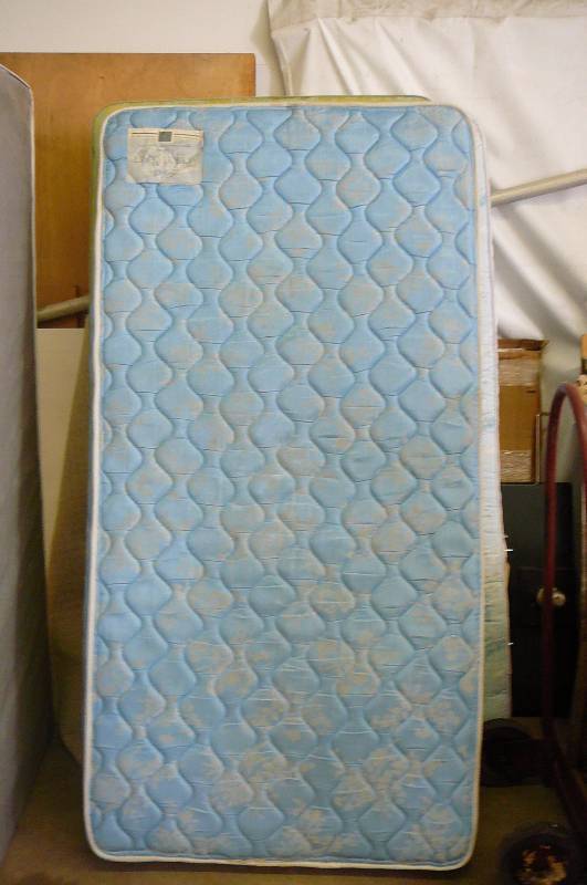 lot 21 image: Single Mattress and Box Spring (2 Count) mattress (2 Count) Box spring