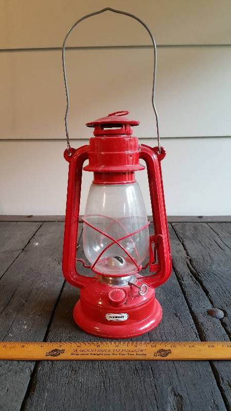 lot 18 image: Vintage Red Texsport Kerosene Train Lantern