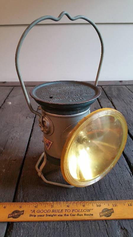 lot 22 image: Vintage Delta Powerlite Railroad Lantern