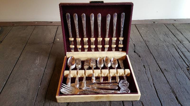 lot 120 image: 8 Place Set of Wm Rogers Silverplate Flatware