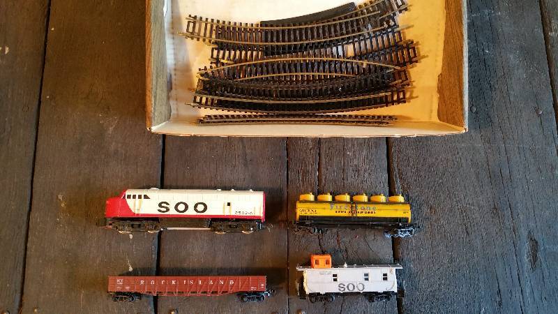 lot 154 image: Vintage Tempo HO Scale Train & Track Set