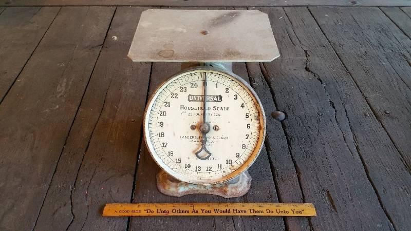 lot 157 image: Antique Universal 25 Pound Household Scale