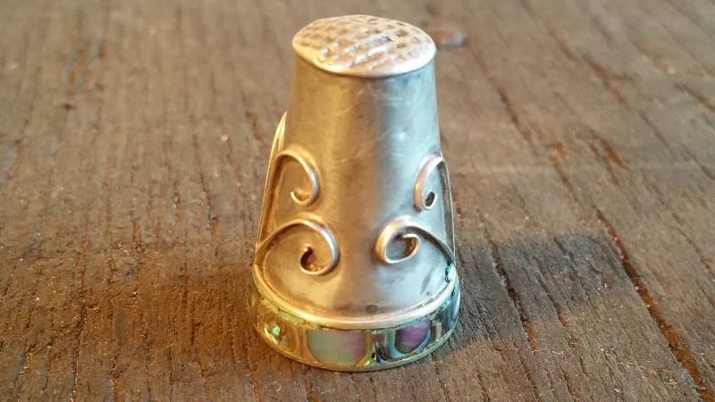 lot 169 image: Double-sized Sterling Thimble w Mother of Pearl Inlaid
