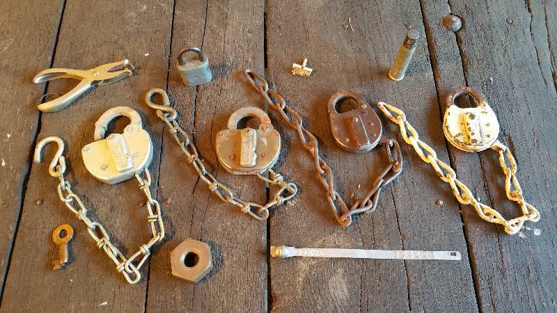 lot 4 image: Railyard Locks, Key, and other Railroad Items