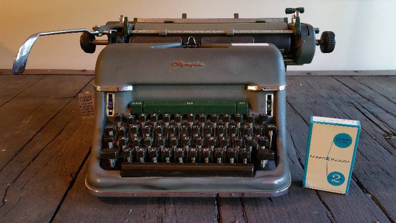 lot 172 image: Vintage Olympia Werke AG De Luxe Green  Gray Typewriter