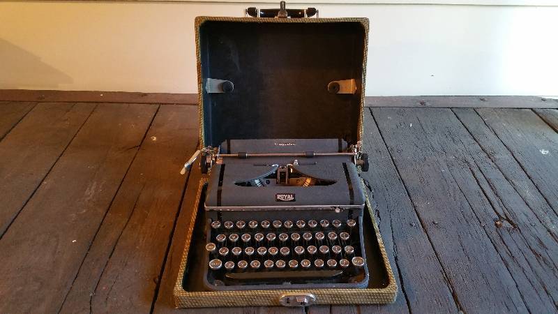 lot 173 image: Vintage Royal Companion Portable Typewriter w Case