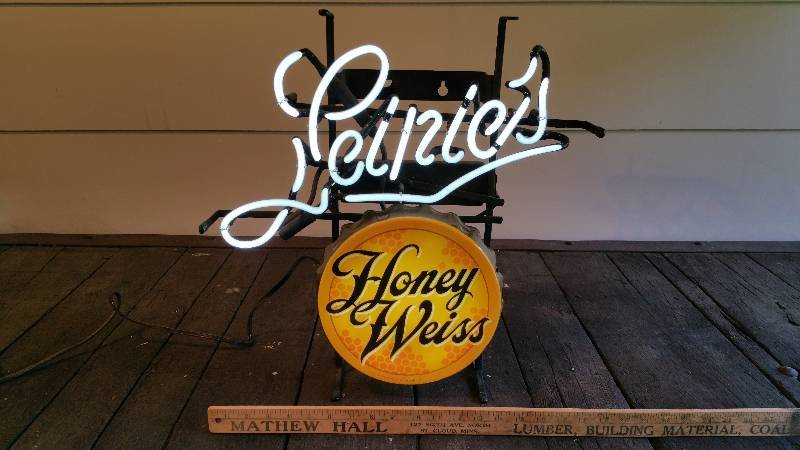 lot 199 image: 20 Leinies Honey Weiss Neon Lighted Sign