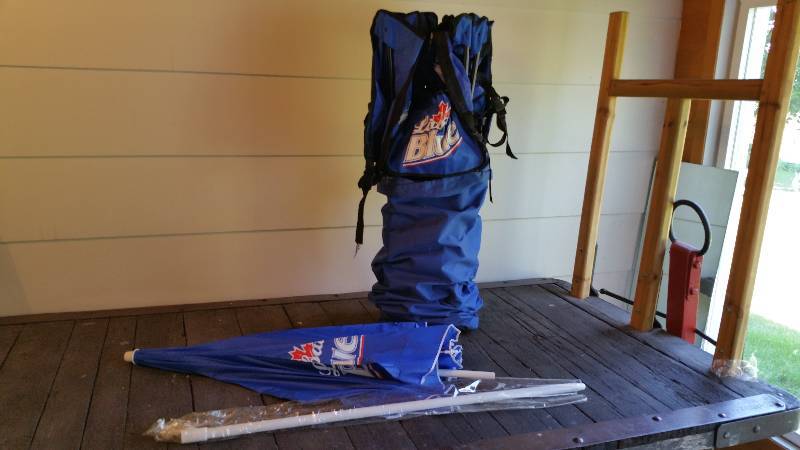 lot 208 image: Labatt Blue BrewerianaSide by Side Chair Set w Sun Umbrella