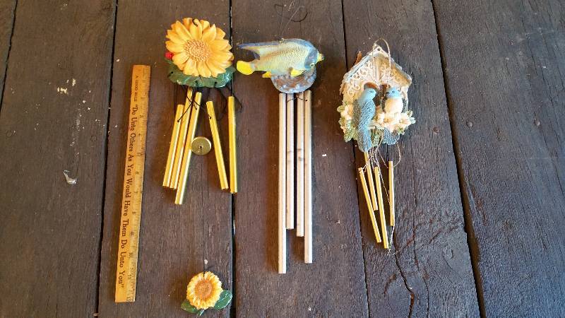 lot 318 image: Lot of (3) Wind Chimes - Bird, Fish, Flower