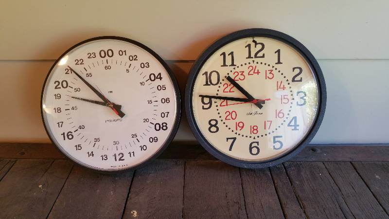 lot 325 image: (2) Battery Operated Wall Clocks