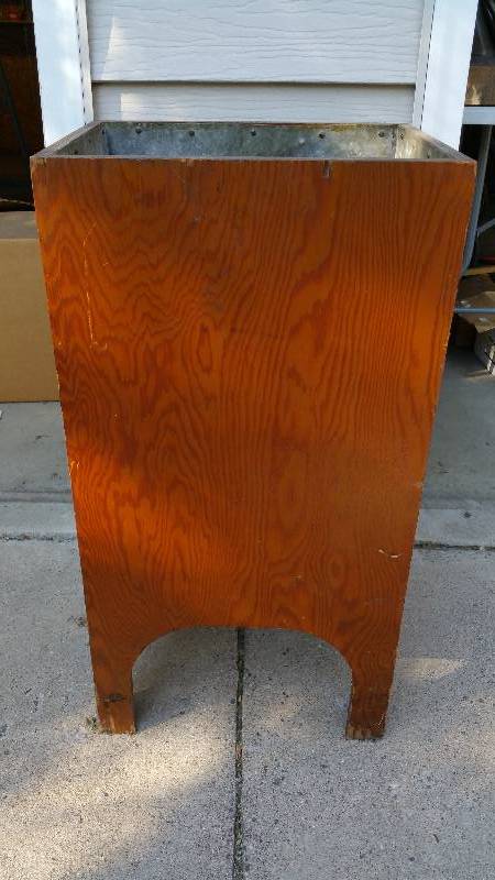 lot 346 image: Vintage Galvanized Steel Wash Tub or Ice Chest or Cooler