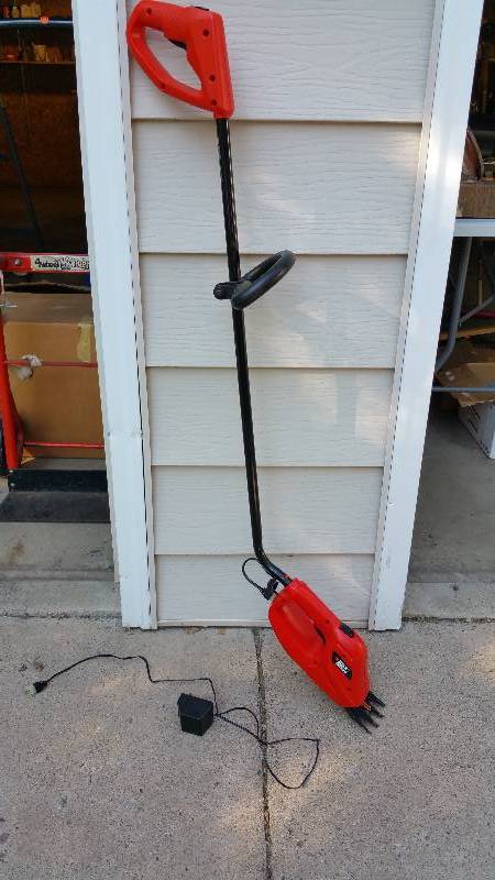 lot 348 image: Battery Powered Black and Decker Grass Shears