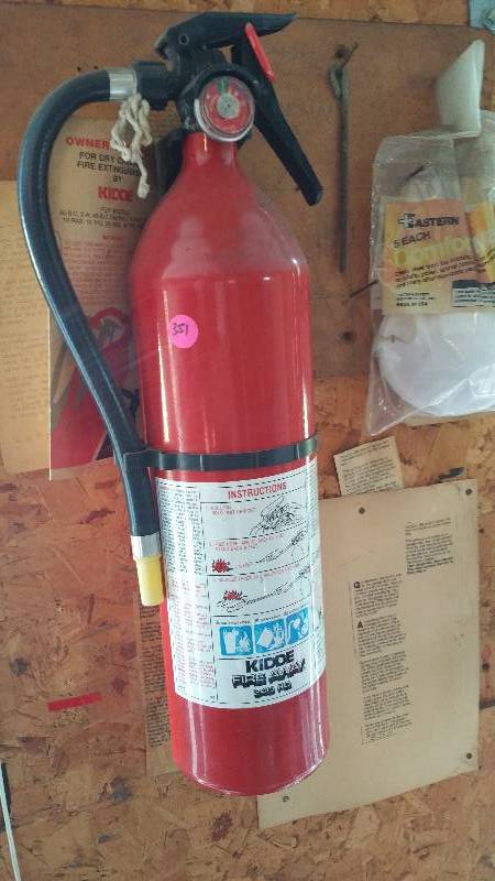 lot 351 image: Kidde Fire Away 240 HD Fire Extinguisher & Mount
