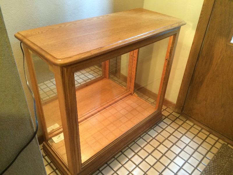 lot 82 image: Oak Lighted Display Curio Cabinet