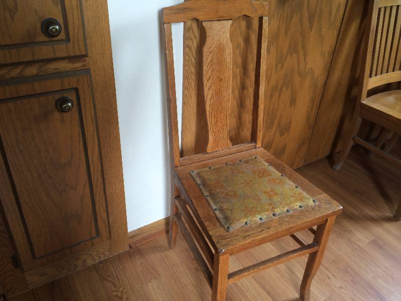 lot 86 image: Vintage Oak Chair