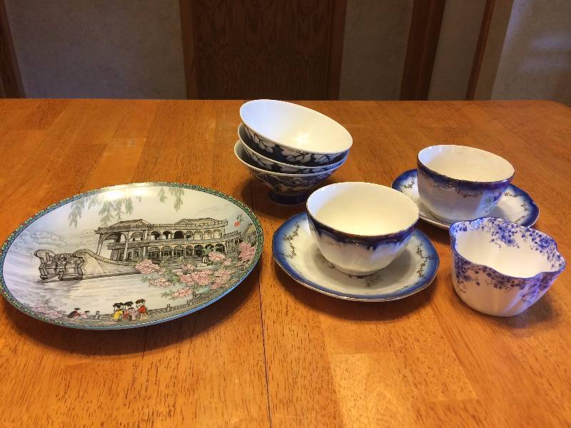 lot 254 image: Fine China Pieces
