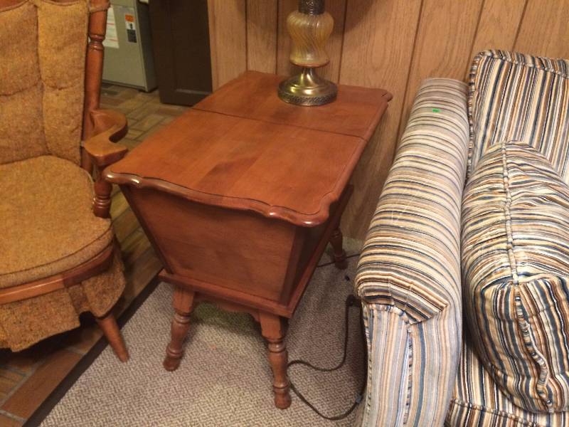 lot 89 image: Vintage Yarn Table Made by Tell City