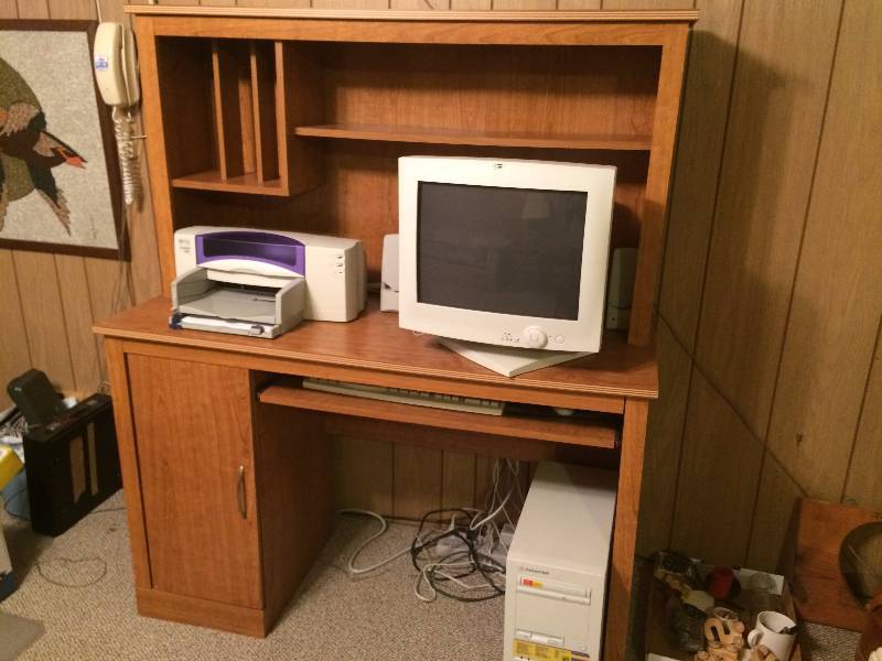 lot 92 image: Nice Wood Computer Desk