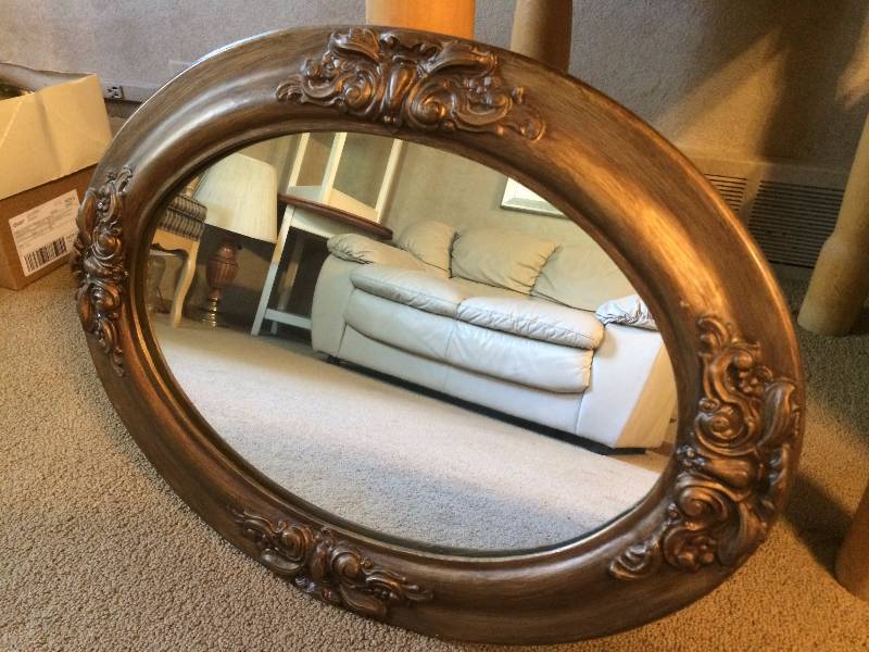 lot 104 image: Vintage Oak Framed Oval Mirror