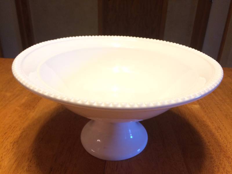lot 236 image: Large Milk Glass Pedestal Bowl