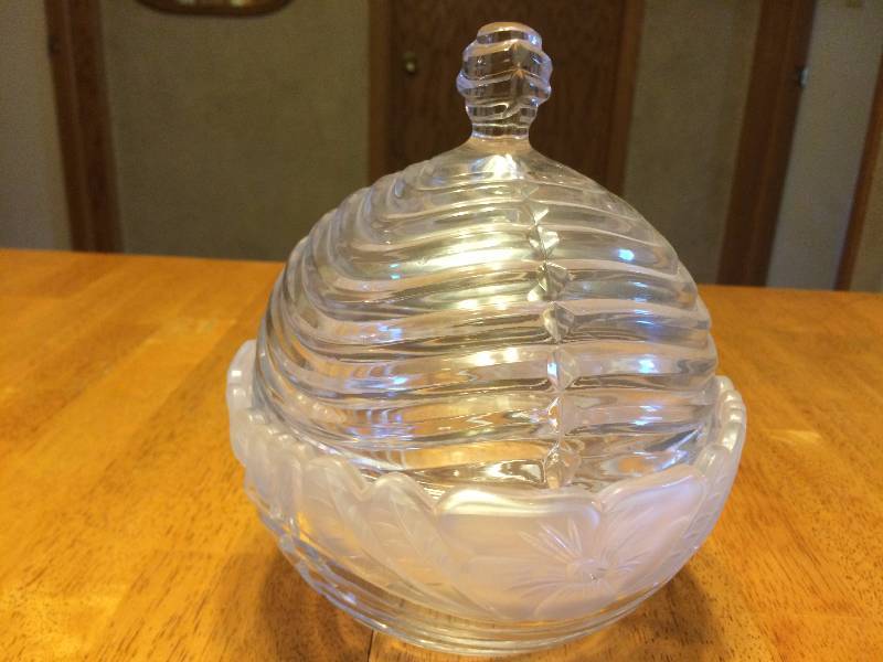 lot 238 image: Large Candy Dish