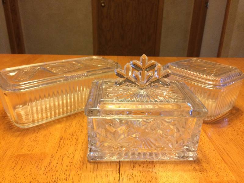 lot 242 image: Three Pieces of Vintage Clear Glass With Lids