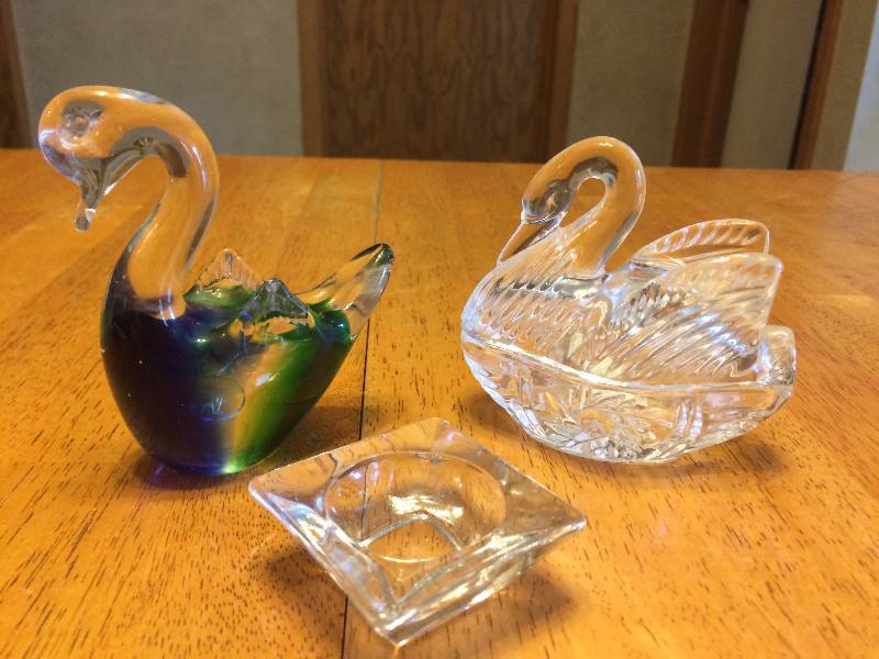 lot 260 image: Glass Collectibles