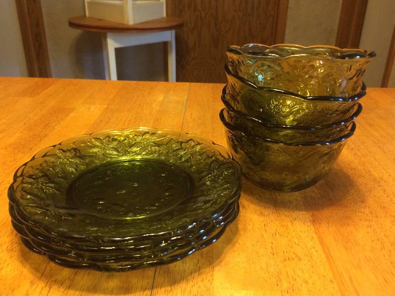 lot 263 image: Serving for Four Vintage Green Glass Dishware