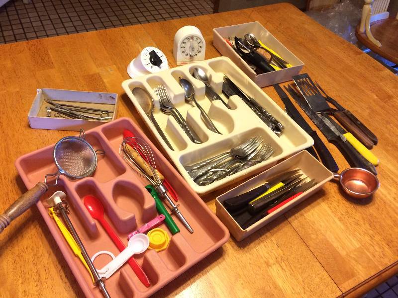 lot 281 image: Miscellaneous Lot of eating utensils and more