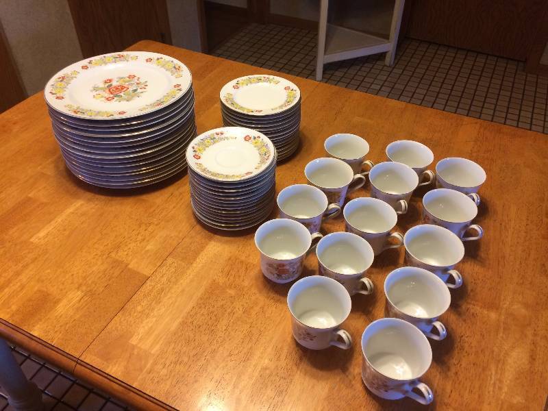 lot 284 image: Full set, Serving For 15 People, Select Fine China Japan