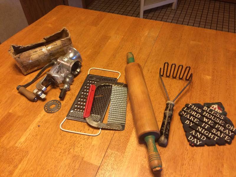 lot 285 image: Miscellaneous Vintage Kitchen Utensils