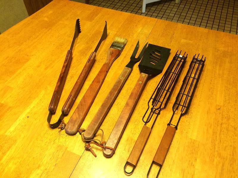 lot 286 image: Six Piece Barbeque grilling Set